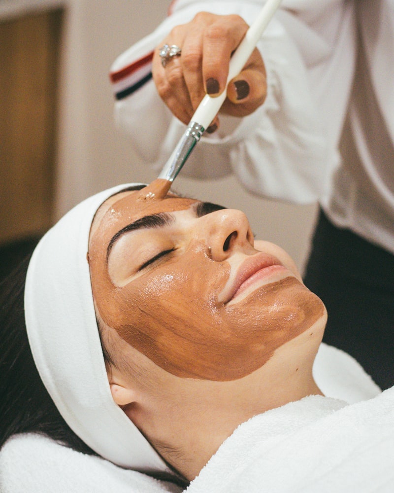 Tratamiento facial con brocha en un spa