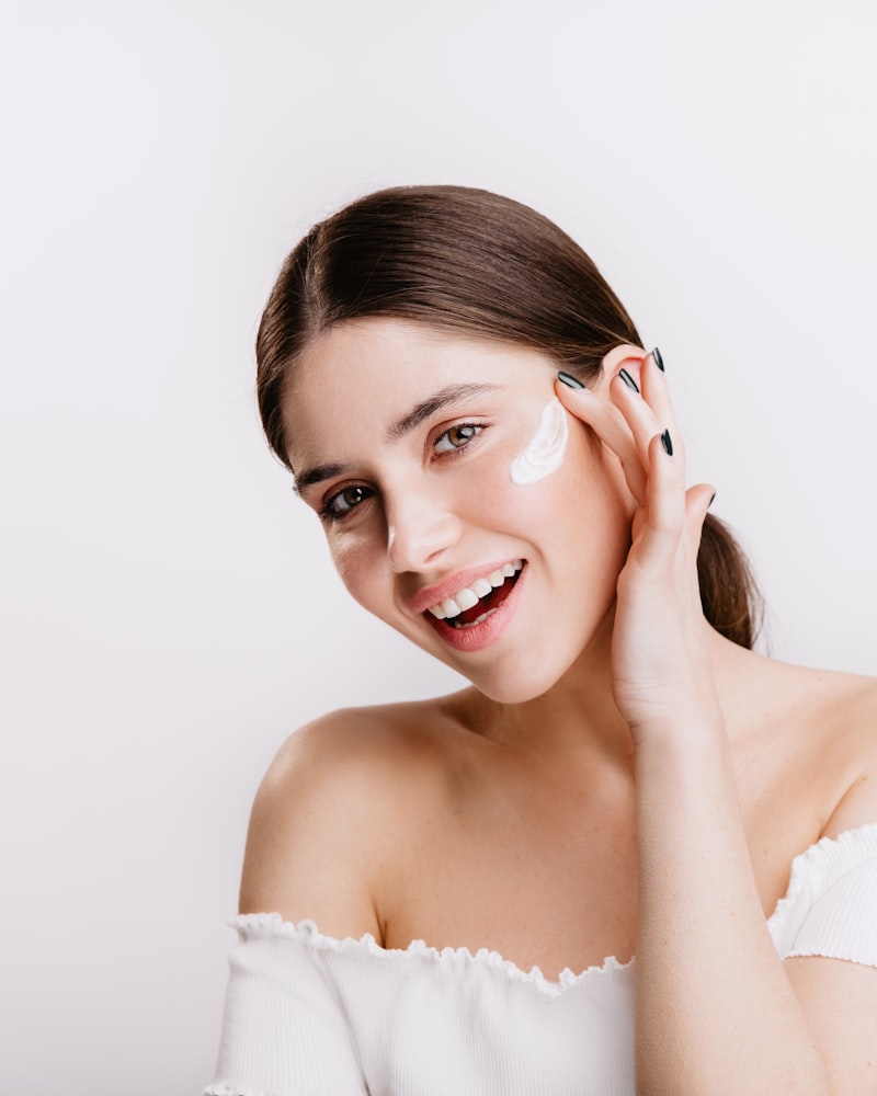 Retrato de mujer sonriendo con piel cuidada