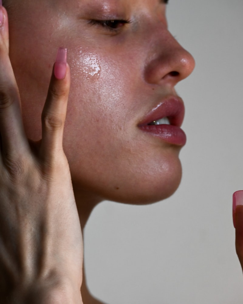 Primer plano aplicando sérum facial
